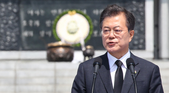 문재인 대통령이 6일 오전 국립 대전현충원에서 열린 제63회 현충일 추념식에서 추념사를 하고 있다.